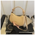 Detailansicht der beige Halbmond-Handtasche mit Knotengriff und goldenen Beschlägen - Khaki