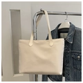 Detalle del bolso tote de nailon blanco crema colgado de una percha para uso diario casual - Blanco