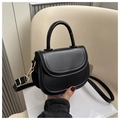Primer plano de bolso silla negro retro con hebilla dorada y textura de piel lisa - Negro