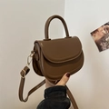 Bolso de hombro retro marrón oscuro en cuero sintético con asa y herrajes dorados - Marrón