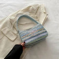 Bolso hobo de paja tejida multicolor con bordado de mariposa y cadena de perlas - Azul