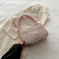 Bolso de hombro tejido arcoíris con bordado de mariposa y cadena de perlas - Rosa
