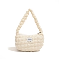 Bolso hobo crema chic con textura de burbujas y etiqueta de tela Love Fashion - Blanco