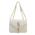 Bolso acolchado blanco elegante con logo SS dorado y colgante de borla metálica - Blanco