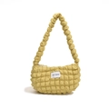 Bolso amarillo con textura de burbujas y etiqueta Love Fashion en fondo blanco - Amarillo
