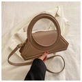 Detalle de bolso vintage de cuero marrón con un diseño de asa circular único y elegante - Caqui