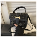 Borsa a tracolla in tweed nero con fili dorati e fibbia in metallo su libri bianchi - Nero