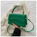 Dettaglio borsa a tracolla verde scuro con patta ondulata e rifiniture in oro lucido - Verde