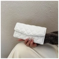 Vue détaillée d'une pochette matelassée blanche avec coutures en losanges à la main - Blanc