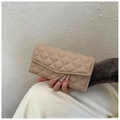 Détail d'une pochette enveloppe beige matelassée avec texture élégante en losanges - Kaki