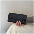Sac à main enveloppe noir matelassé avec surpiqûres en losange pour la mode hivernale - Noir