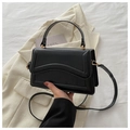 Borsa a tracolla chic in pelle nera opaca con trama a onde e dettagli in metallo dorato - Nero