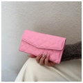 Détail d'un portefeuille enveloppe rose matelassé avec surpiqûres losanges et rabat - Rose