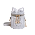 Sac seau cylindrique argenté avec motif matelassé et grand nœud décoratif - Argenté
