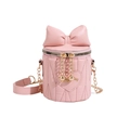 Sac seau cylindre rose avec grand nœud en cuir et motif matelassé cœur sur la chaîne - Rose