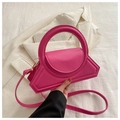 Detalle de bolso fucsia geométrico con asa circular integrada y correa fina ajustable - Rosa