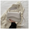 Dettaglio della borsa in pelle bianca con goffratura testurizzata e finiture in oro opaco - Bianco