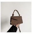 Borsa a tracolla marrone scuro minimalista con patta a V e manico con nodo superiore - caffè