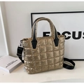 Elegante borsa tote trapuntata dorata con manici neri e tracolla larga invernale - Oro