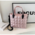 Borsa a tracolla trapuntata rosa perlato con tracolla nera regolabile alla moda - Rosa