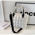 Dettaglio della borsa tote trapuntata bianca con manici neri a contrasto e tracolla - Bianco Sporco