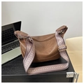 Detail der braunen Halbmond-Tasche mit buntem gewebtem Schultergurt und goldenem Logo - Dunkelbraun
