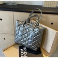 Schicke silberne Stepp-Tragetasche mit Rautenmuster und hochwertigem Metallic-Finish - Silber