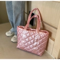 Schicke rosa gesteppte Tragetasche mit glänzendem Metallic-Finish und viel Platz - Rosa