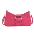 Sac sous le bras rose rouge minimaliste avec boucle en métal argenté sur fond blanc - Rose rouge