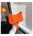 Trendige leuchtend orangefarbene Umhängetasche mit Krokoprägung und klobiger Acrylkette - Orange