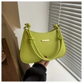 Detalle de bolso bandolera verde lima en ecopiel con hebilla dorada y asa anudada - Verde