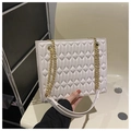 Dettaglio borsa trapuntata beige con tracolla a catena dorata e cuciture di qualità - Bianco