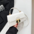 Elegante borsa quadrata bianca a tracolla con fibbia dorata su uno sfondo minimalista - Bianco