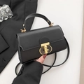 Borsa quadrata minimalista in pelle nera opaca con fibbia dorata e manico corto - Nero