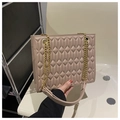 Dettaglio della borsa tote beige trapuntata con cuciture a rombi e catena dorata - Cachi