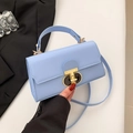 Borsa a tracolla quadrata celeste con fibbia dorata e manico superiore alla moda - Blu