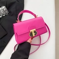 Piccola borsa quadrata minimalista fucsia con chiusura a T dorata e tracolla sottile - Rosa Rosso
