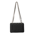 Franse stijl zwarte gewatteerde crossbodytas met gouden ketting en elegante reliëftextuur - Zwart