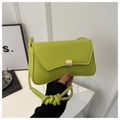 Detalle del bolso baguette verde neón con hebilla dorada y correa anudada - Verde