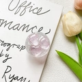 Dettaglio del supporto per telefono glitterato con cuori viola su sfondo floreale bianco - Viola