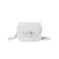 Witte halfronde zadeltas van glad leer met een decoratieve riem en gouden metalen gesp - Wit