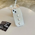 Detailansicht der Spiegel-iPhone-Hülle mit drei silbernen Metallherzen und Kameraschutz - iPhone 7/8/SE 2020 / Plattiertes Weltraum-Silberspiegel (Schräges Herz)