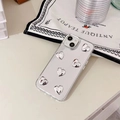 Dettaglio della custodia per iPhone a specchio con cuori 3D metallici su un tavolo - Argento Specchio Galvanizzato-Cuore 3D / iPhone 15 Pro Max