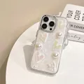 Perlmuttweiße iPhone Hülle mit 3D Herzen, Perlen und silbernem Kameraring Schutz - Faltenherz (iPhone 7/8/SE 2020) / Galvanisierter Rahmen-Weißer Glitzertropfenkleber