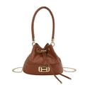 Braune Beuteltasche mit goldener H-Hardware, Kordelzug und Kettenriemen - Braun