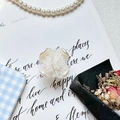 Elegante witte bloem telefoonhouder met parel centrum op een blauw geblokt hoesje - Transparante Druppel Lijm Parel Bloem String (700669)