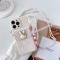 Funda iPhone blanco crema con tarjetero de conejo acolchado y detalles de bandolera - Albaricoque / iPhone 7/8/SE 2020