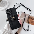 Detalle de funda iPhone de cuero acolchado negro con monedero de conejo y bandolera - Negro / iPhone 7/8/SE 2020