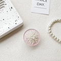 Détail du support de téléphone rond rose translucide avec des perles blanches - Grappe de Fleurs Ronde - Rose - Base Transparente