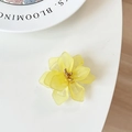 Dettaglio di un supporto per telefono a fiore giallo con petali opachi e cuore oro - Giallo